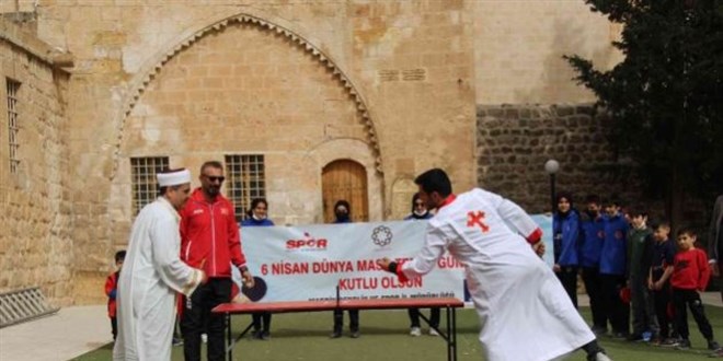 İmam ve kilise görevlisi tarihi cami ve kilisede masa tenisi oynadı