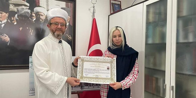 Ezan sesinden etkilenen Ukraynalı kadın Müslüman oldu