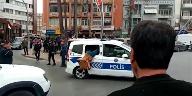 Gözaltına alınan zanlının polis aracının camından kaçmaya çalışması kameraya yansıdı