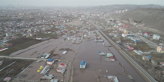 Kars �ay� ta�t�, baz� ev ve tar�m arazilerini su bast�