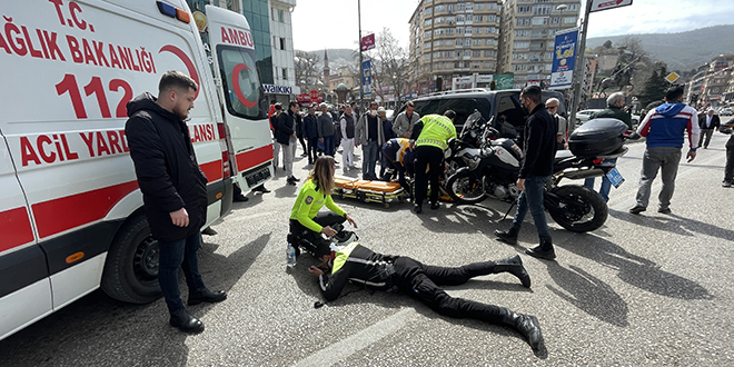 Minibüsle polis motosikleti çarpıştı: 2 polis yaralı