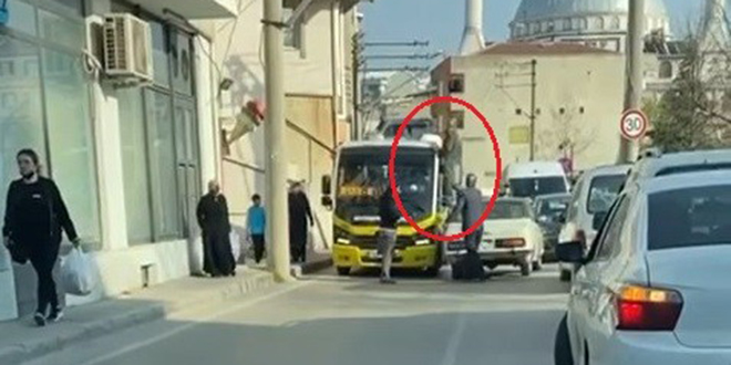 Bu neyin öfkesi! Minibüs sürücüsüne tekme atmak için otomobilin üzerine çıktı