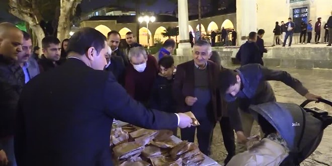 Vali simitlerini satamayan çocuğun tüm simitlerini satın aldı