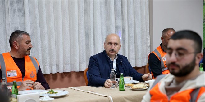 Bakan Karaismailoğlu, Bolu Dağı'nda Karayolları işçileriyle sahur yaptı