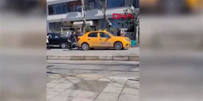 Kad�k�y'de taksinin kap�s�n� 'sert kapatt�n' tart��mas�