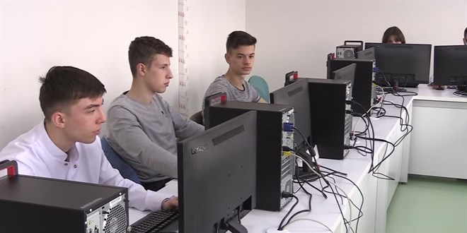 Erdo�an'a takdim edilen saatin �retildi�i lise istihdam garantili ��renci yeti�tiriyor