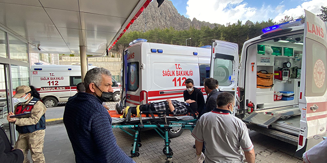 Giresun'da öğrenci servisi devrildi, 8 kişi yaralandı