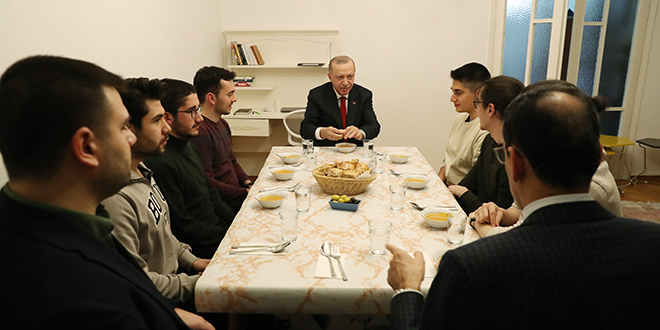 Cumhurbaşkanı Erdoğan, iftarda öğrenci evine misafir oldu