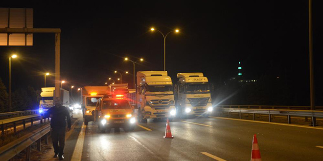 TEM'de iki t�r kazaya kar��t�, yol trafi�e kapand�