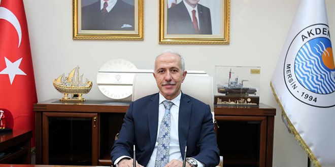 Akdeniz Belediye Başkanı Gültak, ağa takılan caretta carettayı kurtardı