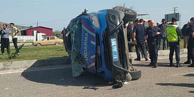 Jandarma minibüsü otomobille çarpıştı: 2 şehit