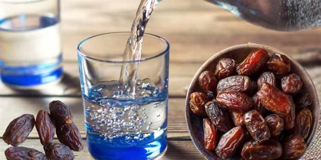 Sadece su, simit ve hurmayla iftar yaptlar