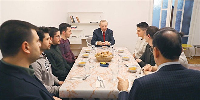 Genlerden biri imam, Erdoan mezzin oldu