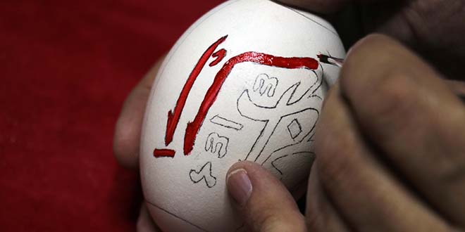 Yumurta kabuklar, polis memurunun elinde sanat eserine dnyor