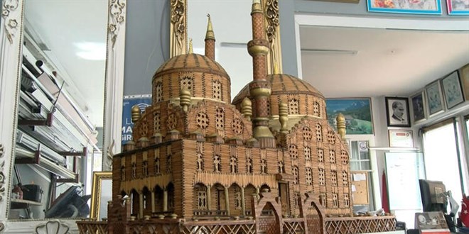15 bin kibrit çöpünden yaptığı camiye 27 yıldır gözü gibi bakıyor