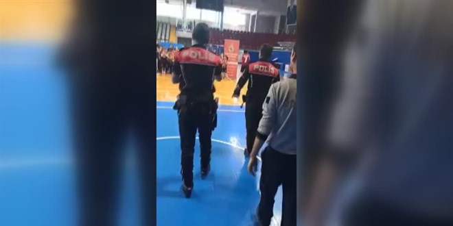 Mersin'de 'kavga ihbarına' giden polislere sürpriz kutlama