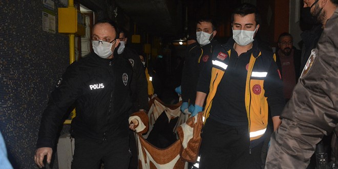 İki çocuk annesi kadın evinde battaniyeye sarılı halde ölü bulundu