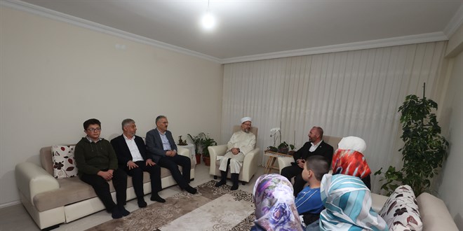 Diyanet İşleri Başkanı Erbaş, sahurda imam hatibin evine konuk oldu