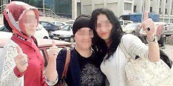 'Zafer pozu' veren kadınlar, darbettikleri hemcinslerinin zararını karşılamak istedi