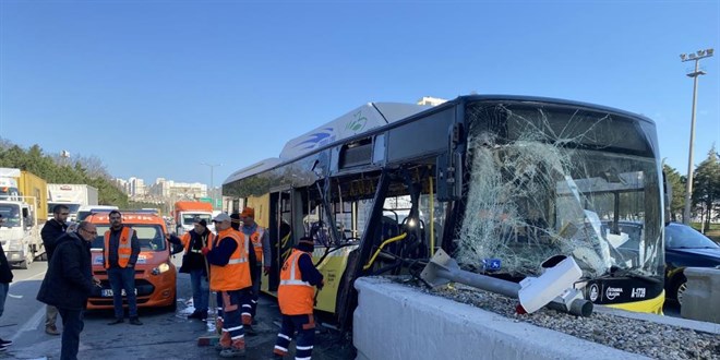 İETT otobüsü gişe betonlarına çarptı: Faciadan dönüldü