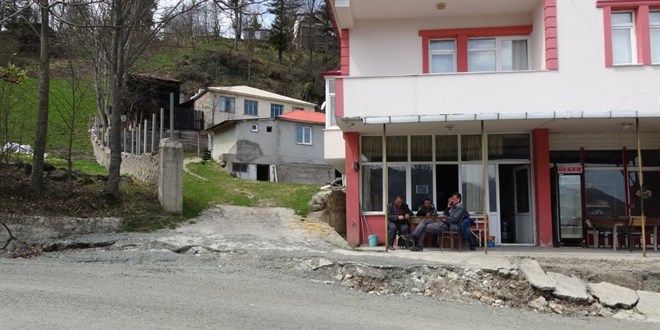 Yaklaşık 500 kişinin yaşadığı mahalle santim santim kayıyor