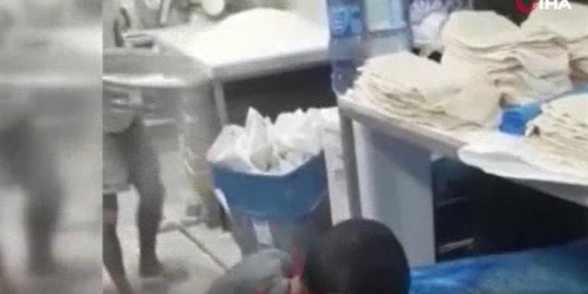 Fırında yere dökülen unları kürekle toplayıp lavaş yaptı skandal görüntüler kameraya yansıdı