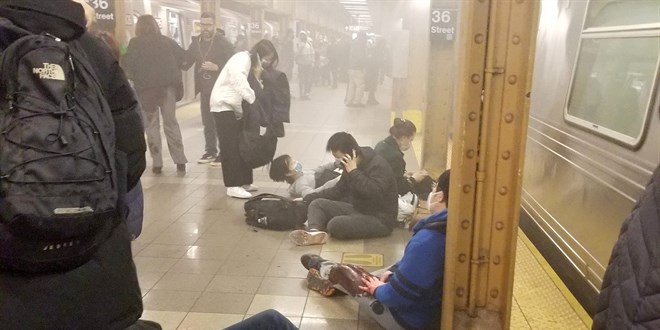 ABD'de Brooklyn'de bir metro istasyonunda silahlı saldırı
