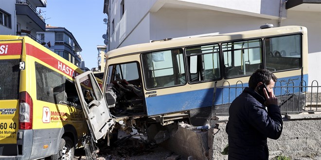 Kontrolden çıkan dolmuş ATM'lere ve park halindeki araca çarptı