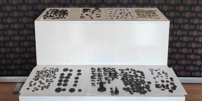 Tarlasını sürerken bulduğu 501 parça tarihi eseri polise teslim etti