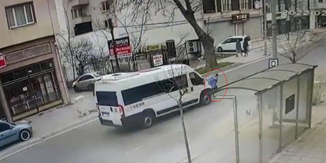 Köpeklerden kaçan çocuğa minibüsün çarptı