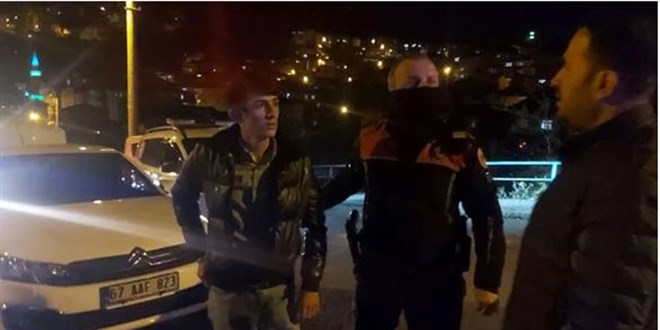 Ehliyetsiz yakalanan oğluna ceza kesilmemesi için polise yalvardı
