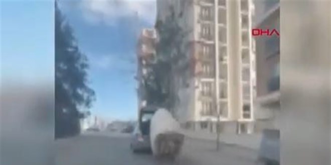 Sürücü, yokuşu çıkamayan kağıt toplayıcı çocuğa böyle yardım etti