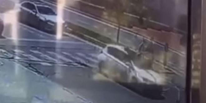 Gaziantep'te otomobilin scooterda bulunan iki gence �arpma an� g�venlik kameras�nda