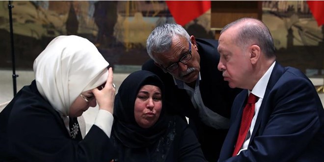 Azra'nın annesi Emine Erdoğan'a sarılarak ağladı