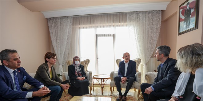 Kılıçdaroğlu'ndan Zekeriya Beyaz'ın ailesine taziye ziyareti