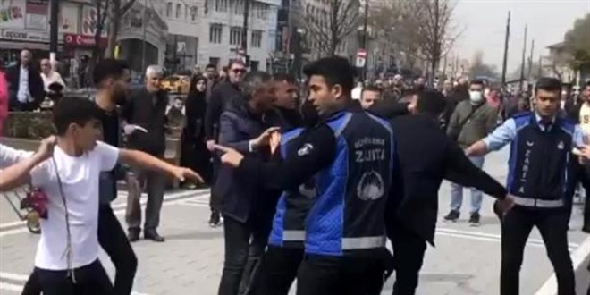 Zabıta ve seyyar satıcıların tekmeli yumruklu kavgası kamerada