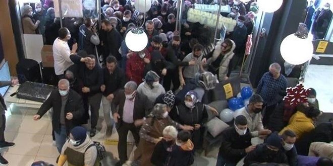 Ankara'da ucuz telefon için birbirlerini ezdiler