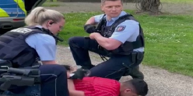 Almanya'da polislerin 13 yandaki Trk ocua sert mdahalesi tepki ekti