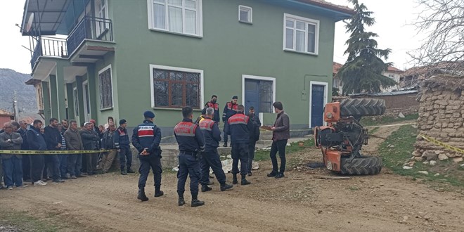 Isparta'da devrilen traktörün altında kalan sürücü öldü
