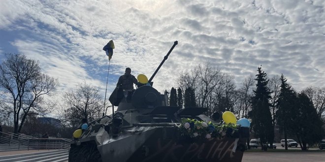 Ruslardan ele geçirilen zırhlı araç, Ukrayna'da gelin arabası oldu