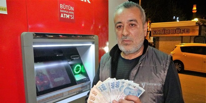 ATM'nin haznesinde para buldu, 'İnsanlık ölmemiş' dedirtti