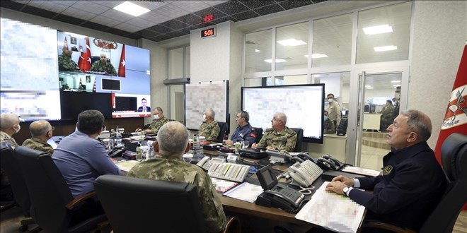 Bakan Akar, Pençe Kilit Operasyonu'nu komuta kademesiyle Harekat Merkezi'nden yönetti