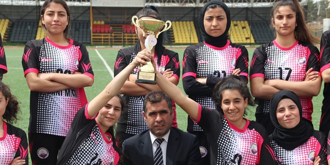 Diyarbakırlı kızlar ragbiye gönül verdi, Türkiye şampiyonu oldu