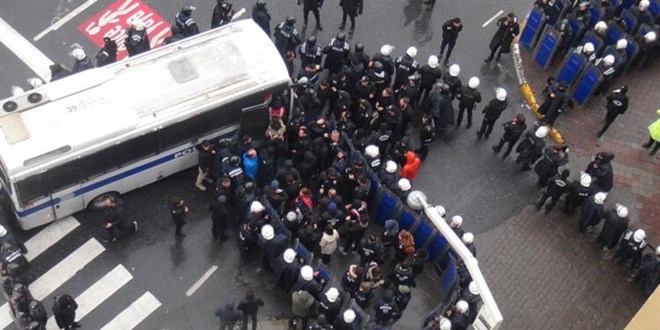 Taksim'de izinsiz basın açıklaması yapmak isteyen gruba polis müdahale etti