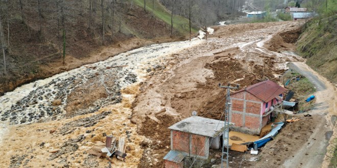 Trabzon'da heyelan: Okul ile lojmanın yıkılma anı kamerada