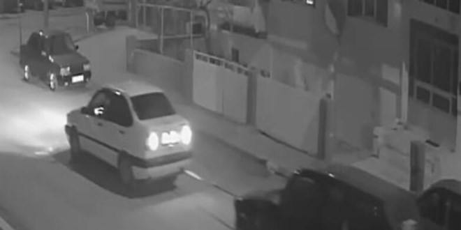 Çaldıkları otomobili halatla çekerek götürdüler