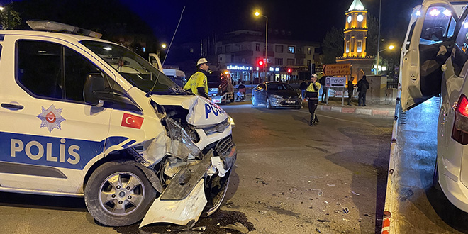 Ekip otosuna çarparak polisi yaralayan otomobilin sürücüsü tutuklandı
