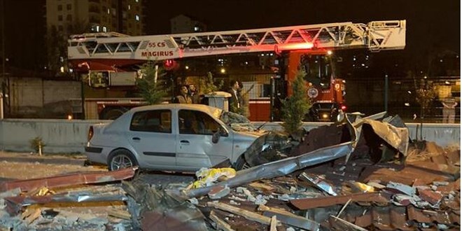 Şiddetli rüzgarda üzerine çatı düşen 1 kişi öldü; o anlar kamerada