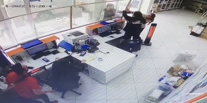 Doktordan, kadın çalışanların da olduğu kargoculara saldırı
