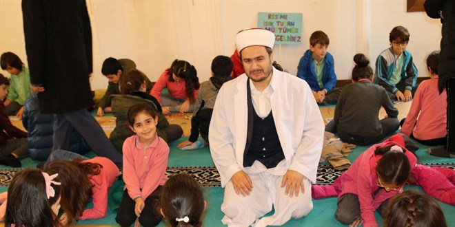 Ba�ak�ehir'de g�rev yapan imam, camiyi ya�am alan�na �evirdi